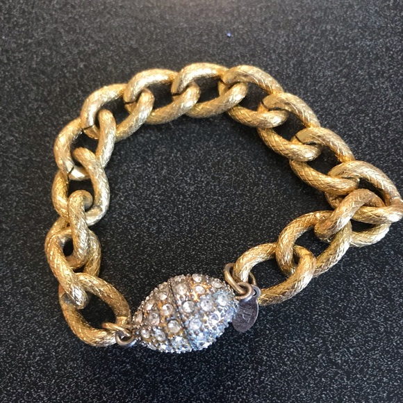 Jewelry - Gold link bracelet with magnetic closure.